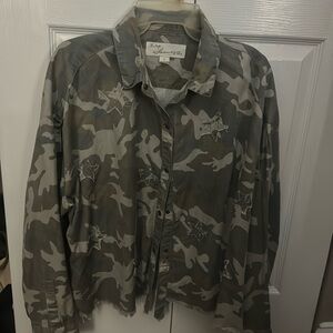 Women’s Fashion Camo Button up Stars Collar Jacket Gorgeous Comfy and Chic